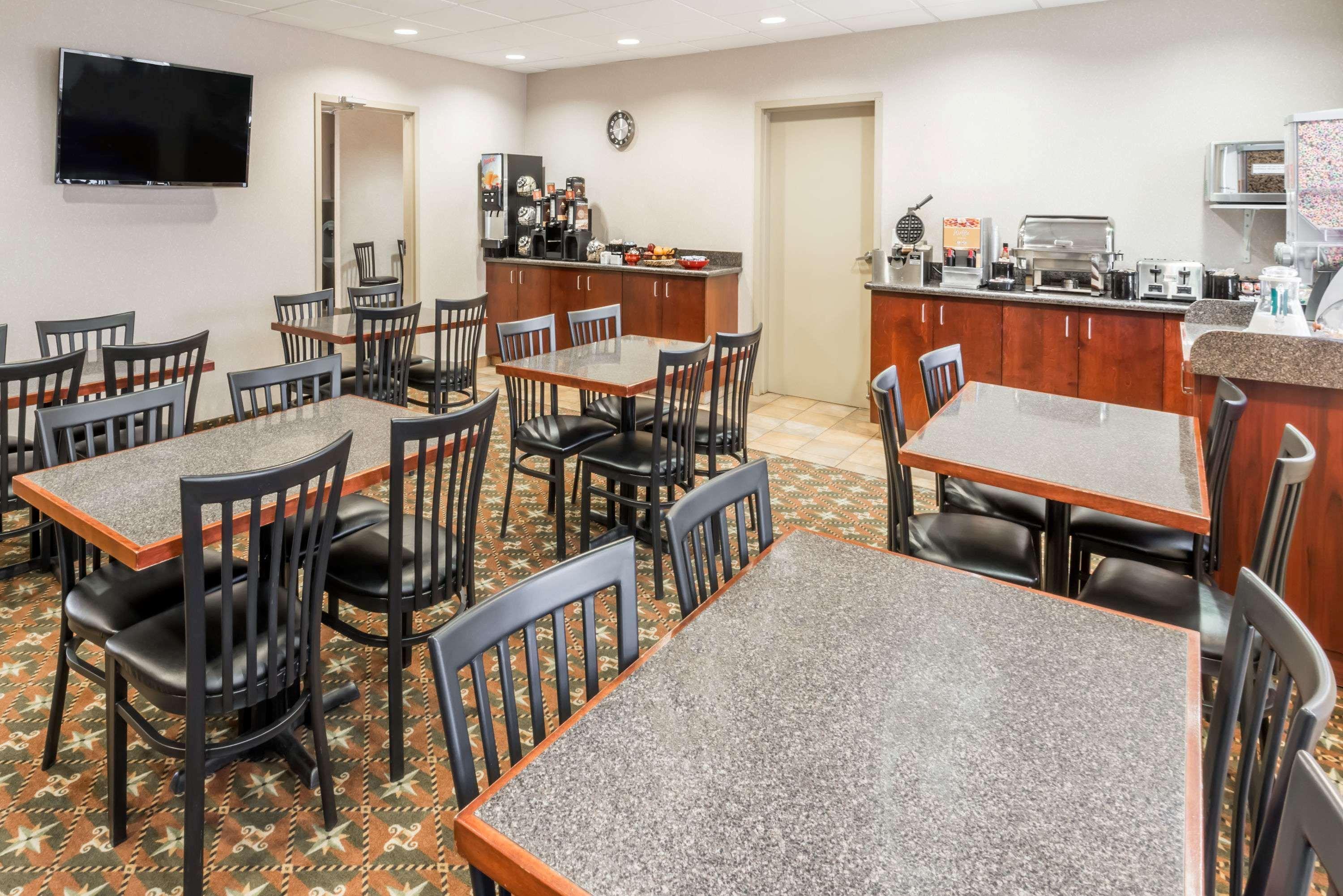 Super 8 By Wyndham Red Deer City Centre Εξωτερικό φωτογραφία
