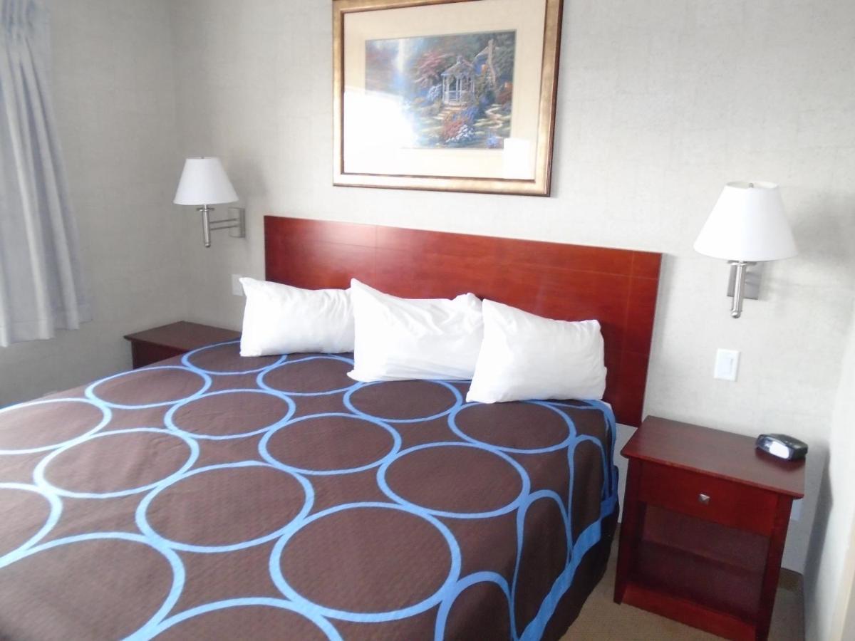 Super 8 By Wyndham Red Deer City Centre Εξωτερικό φωτογραφία