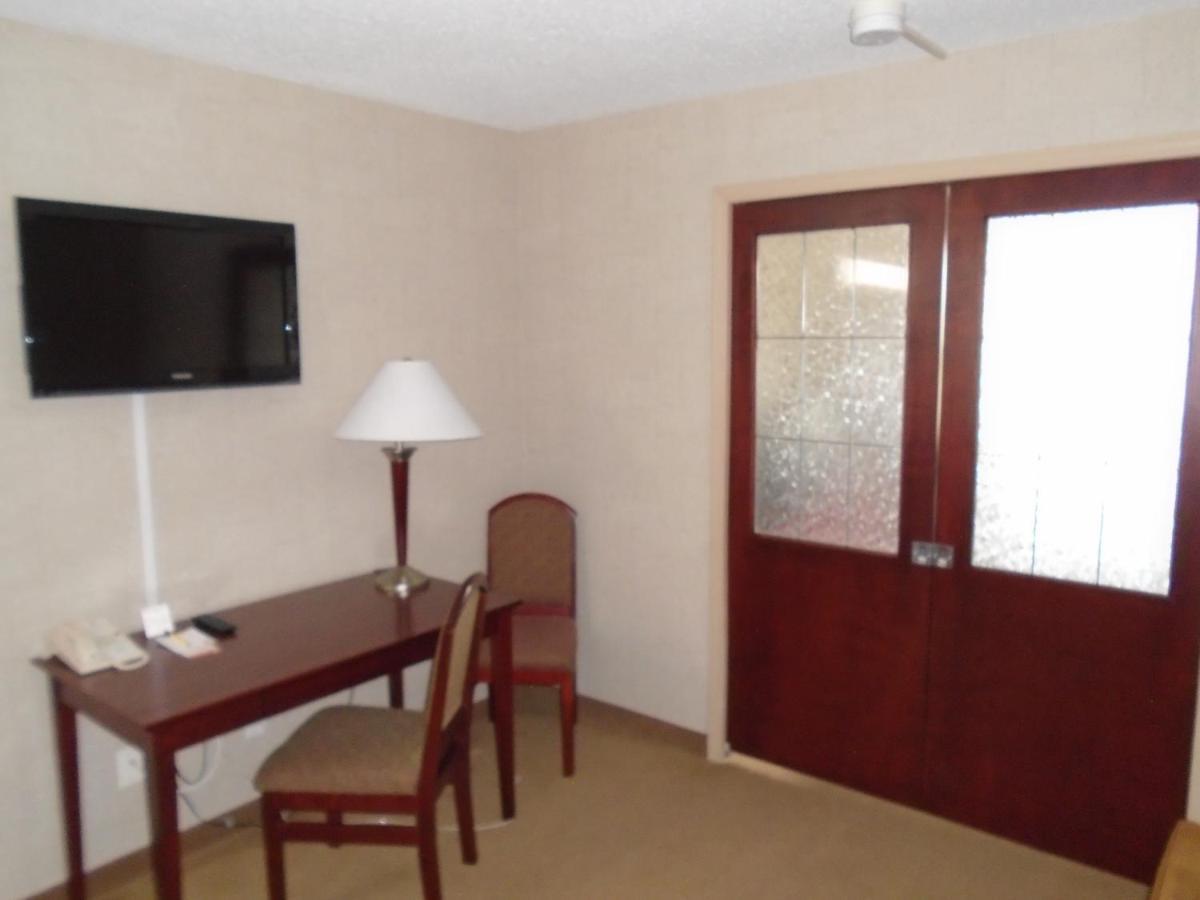 Super 8 By Wyndham Red Deer City Centre Εξωτερικό φωτογραφία
